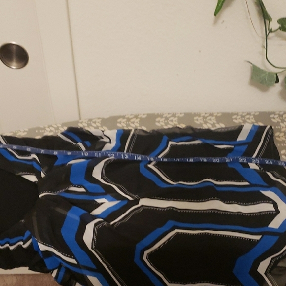 New York & Company Black and Blue Asymmetrical Graphic Blouse - Picture 7 of 8